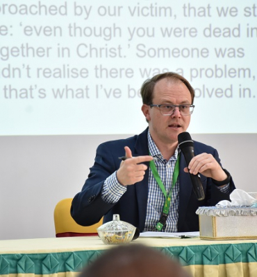 Tgl 28 Dr. Joel Hodge ketika sesi diskusi 