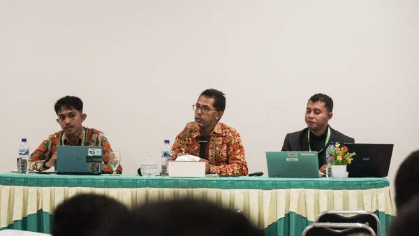 Tgl 27 Para pemateri Grup 3 Diskusi Paralel. Dari kiri ke kanan Isakh Bendris Oematan GMIT Dr. Alex Jebadu SVD IFTK Ledalero Yohanes De Brito Nanto S.Fil M.Th IFTK Ledalero 