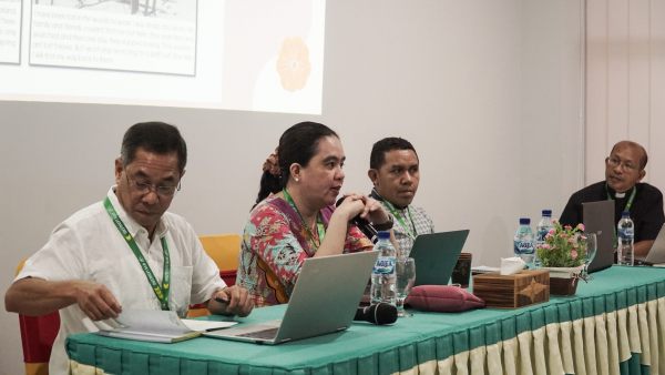 Tgl 27 Pendeta Jeniffer tampak sedang menyampaikan materinya di Sesi Diskusi Paralel