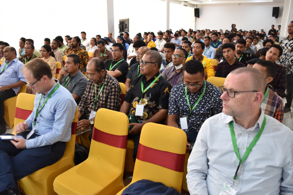 Tgl 27 Dr. Joel Hodge dan Prof. Dr. Stephan van Erp di antara para peserta seminar 