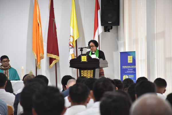 Tgl 28 Pendeta Dr. Mery Kolimon ketika membawakan kotbahnya dalam misa penutupan seminar